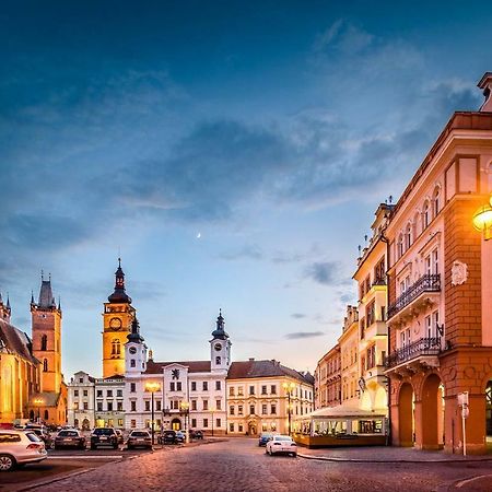 Modern Family Apt. With Central Square Entrance Hradec Kralove Exterior photo