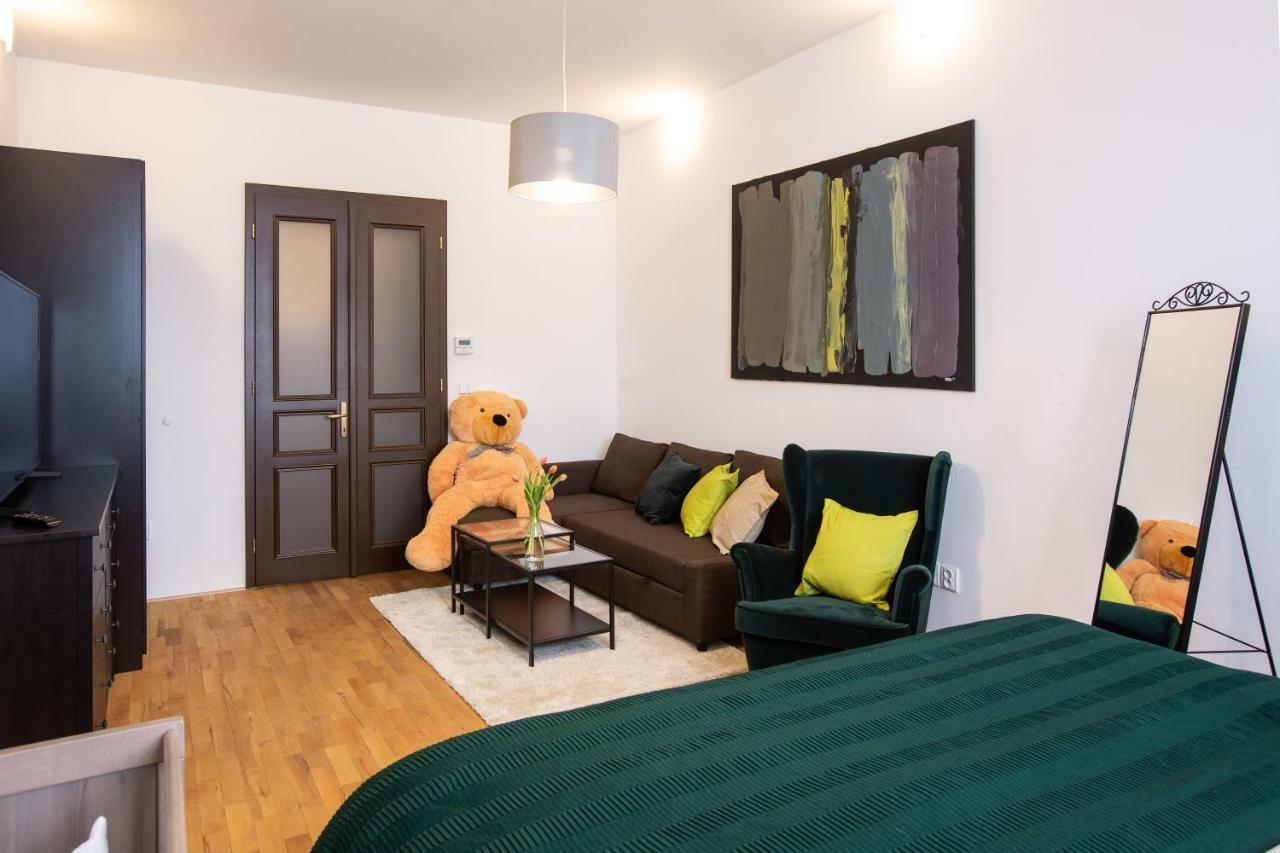 Modern Family Apt. With Central Square Entrance Hradec Kralove Exterior photo